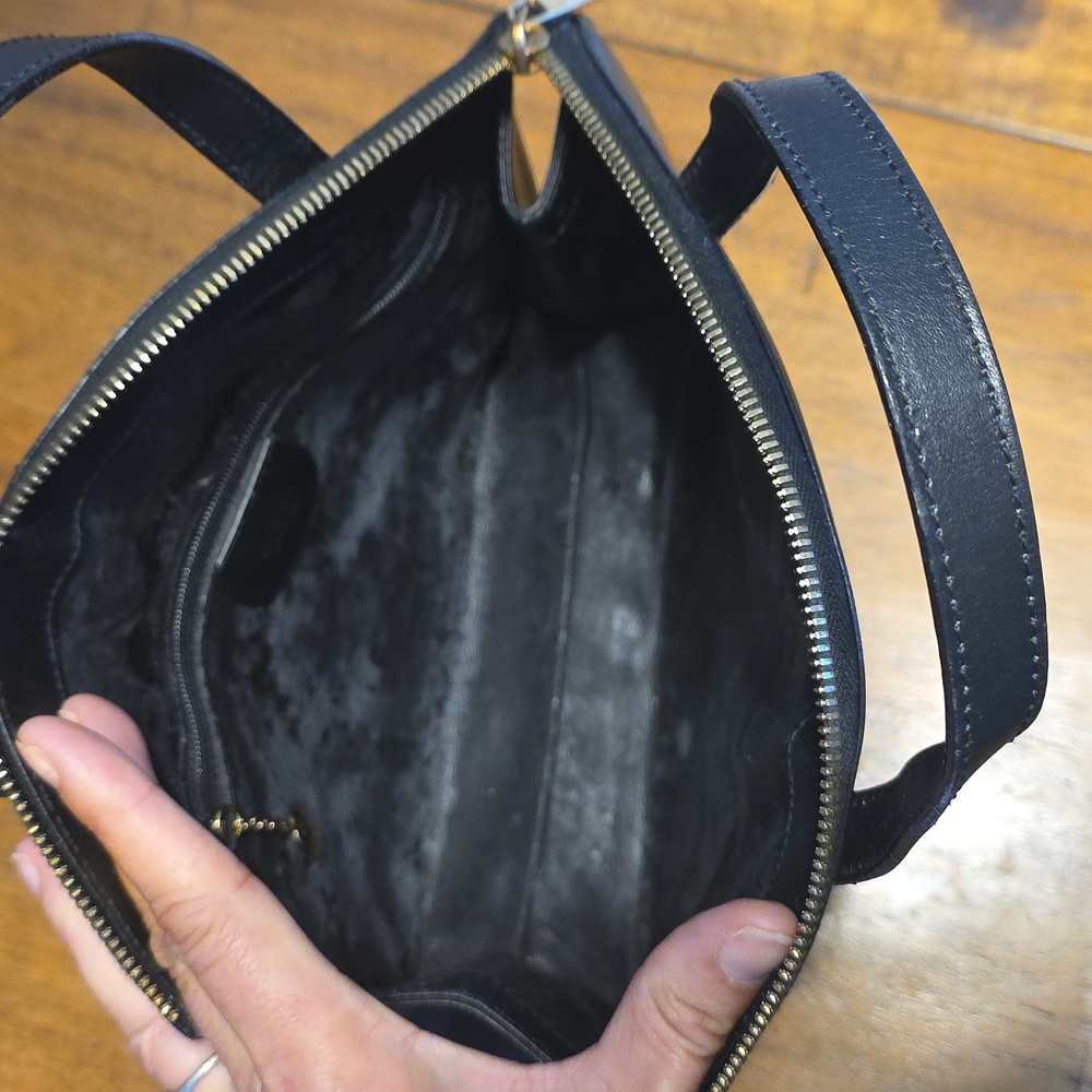 Vintage Gucci Structured Top-Zip Satchel – Black Leather & Gold Hardware - Picture 12 of 16
